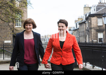 Edinburgh, UK. 5. Mai 2016. Konservative & Unionist Führer, Ruth Davidson Stimmen am Camino Cafe in Edinburgh mit ihrem Partner Jen Wilson Credit: Richard Dyson/Alamy Live News Stockfoto