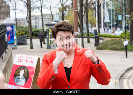 Edinburgh, UK. 5. Mai 2016. Konservative & Unionist Führer, Ruth Davidson Stimmen am Camino Cafe in Edinburgh mit ihrem Partner Jen Wilson Credit: Richard Dyson/Alamy Live News Stockfoto