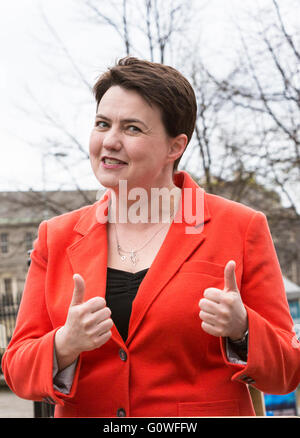 Edinburgh, UK. 5. Mai 2016. Konservative & Unionist Führer, Ruth Davidson Stimmen am Camino Cafe in Edinburgh mit ihrem Partner Jen Wilson Credit: Richard Dyson/Alamy Live News Stockfoto