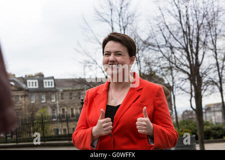 Edinburgh, UK. 5. Mai 2016. Konservative & Unionist Führer, Ruth Davidson Stimmen am Camino Cafe in Edinburgh mit ihrem Partner Jen Wilson Credit: Richard Dyson/Alamy Live News Stockfoto