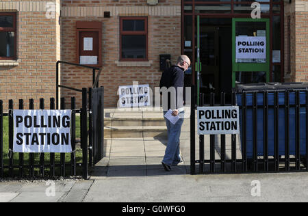 Darlington, Großbritannien. 5. Mai 2016. Ein Wähler kommt in einem Wahllokal in Darlington, County Durham, Großbritannien, 5. Mai 2016. Eine Vielzahl von Wahlen statt, in der das Land was "Super Donnerstag" genannt wird. Bildnachweis: Stuart Boulton/Alamy Live-Nachrichten Stockfoto