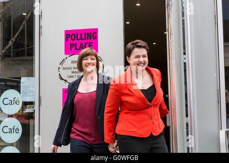 Edinburgh, UK. 5. Mai 2016. Konservative & Unionist Führer, Ruth Davidson Stimmen am Camino Cafe in Edinburgh mit ihrem Partner Jen Wilson Credit: Richard Dyson/Alamy Live News Stockfoto