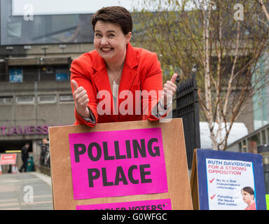 Edinburgh, UK. 5. Mai 2016. Konservative & Unionist Führer, Ruth Davidson Stimmen am Camino Cafe in Edinburgh mit ihrem Partner Jen Wilson Credit: Richard Dyson/Alamy Live News Stockfoto