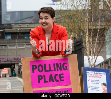 Edinburgh, UK. 5. Mai 2016. Konservative & Unionist Führer, Ruth Davidson Stimmen am Camino Cafe in Edinburgh mit ihrem Partner Jen Wilson Credit: Richard Dyson/Alamy Live News Stockfoto