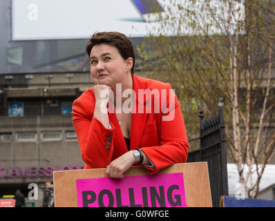 Edinburgh, UK. 5. Mai 2016. Konservative & Unionist Führer, Ruth Davidson Stimmen am Camino Cafe in Edinburgh mit ihrem Partner Jen Wilson Credit: Richard Dyson/Alamy Live News Stockfoto