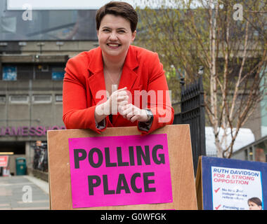 Edinburgh, UK. 5. Mai 2016. Konservative & Unionist Führer, Ruth Davidson Stimmen am Camino Cafe in Edinburgh mit ihrem Partner Jen Wilson Credit: Richard Dyson/Alamy Live News Stockfoto