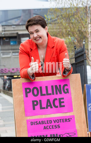 Edinburgh, UK. 5. Mai 2016. Konservative & Unionist Führer, Ruth Davidson Stimmen am Camino Cafe in Edinburgh mit ihrem Partner Jen Wilson Credit: Richard Dyson/Alamy Live News Stockfoto