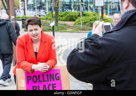 Edinburgh, UK. 5. Mai 2016. Konservative & Unionist Führer, Ruth Davidson Stimmen am Camino Cafe in Edinburgh mit ihrem Partner Jen Wilson Credit: Richard Dyson/Alamy Live News Stockfoto