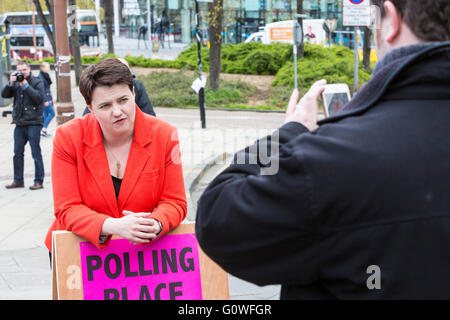 Edinburgh, UK. 5. Mai 2016. Konservative & Unionist Führer, Ruth Davidson Stimmen am Camino Cafe in Edinburgh mit ihrem Partner Jen Wilson Credit: Richard Dyson/Alamy Live News Stockfoto