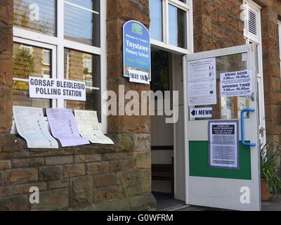 Swansea, Wales. 5. Mai 2016.  Wahllokale in ganz Wales geöffnet um 07:00 Vormittag für die Wahlen zur Nationalversammlung von Wales. Das Wahllokal ist in die örtliche Grundschule in Ynystawe. Bildnachweis: Dawn Wooldridge/Alamy Live-Nachrichten Stockfoto