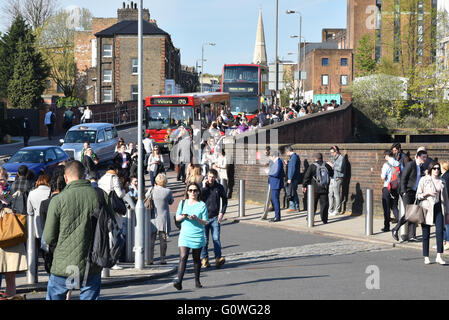 Clapham Junction, London, UK. 5. Mai 2016. Pendler Ouside Clapham Junction Station nach der Evakuierung, Stockfoto