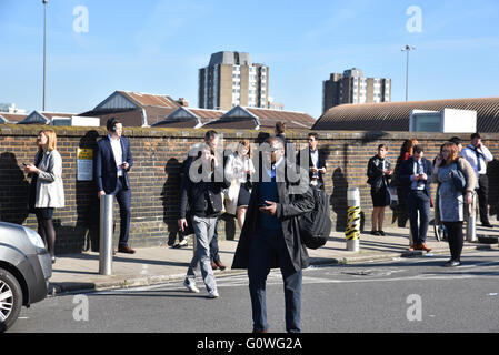 Clapham Junction, London, UK. 5. Mai 2016. Pendler Ouside Clapham Junction Station nach der Evakuierung, Stockfoto