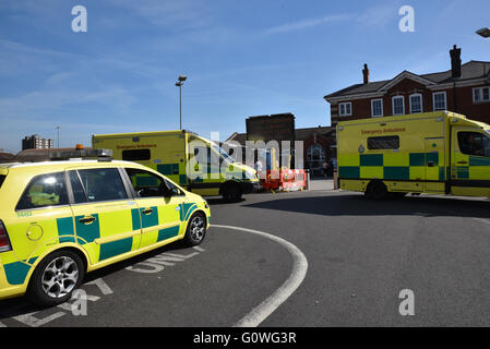 Clapham Junction, London, UK. 5. Mai 2016. Pendler Ouside Clapham Junction Station nach der Evakuierung, Stockfoto