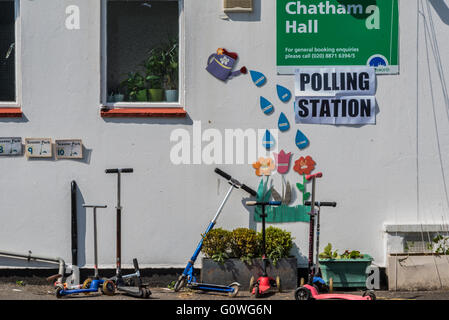 Chatham Hall-Kindergarten, Northcote Road, London, UK. 5. Mai 2016. Es gibt ein stetigen Strom von Wählern für die London Bürgermeisterwahlen in den Wahllokalen in Wandsworth, London, UK - 5. Mai 2016. Bildnachweis: Guy Bell/Alamy Live-Nachrichten Stockfoto