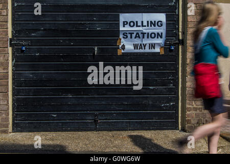 Chatham Hall-Kindergarten, Northcote Road, London, UK. 5. Mai 2016. Es gibt ein stetigen Strom von Wählern für die London Bürgermeisterwahlen in den Wahllokalen in Wandsworth, London, UK - 5. Mai 2016. Bildnachweis: Guy Bell/Alamy Live-Nachrichten Stockfoto