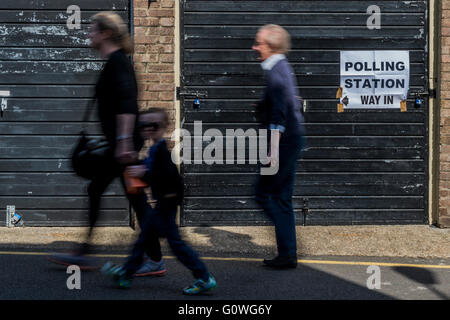 Chatham Hall-Kindergarten, Northcote Road, London, UK. 5. Mai 2016. Es gibt ein stetigen Strom von Wählern für die London Bürgermeisterwahlen in den Wahllokalen in Wandsworth, London, UK - 5. Mai 2016. Bildnachweis: Guy Bell/Alamy Live-Nachrichten Stockfoto