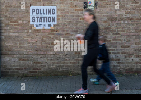 Chatham Hall-Kindergarten, Northcote Road, London, UK. 5. Mai 2016. Es gibt ein stetigen Strom von Wählern für die London Bürgermeisterwahlen in den Wahllokalen in Wandsworth, London, UK - 5. Mai 2016. Bildnachweis: Guy Bell/Alamy Live-Nachrichten Stockfoto