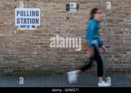 Chatham Hall-Kindergarten, Northcote Road, London, UK. 5. Mai 2016. Es gibt ein stetigen Strom von Wählern für die London Bürgermeisterwahlen in den Wahllokalen in Wandsworth, London, UK - 5. Mai 2016. Bildnachweis: Guy Bell/Alamy Live-Nachrichten Stockfoto