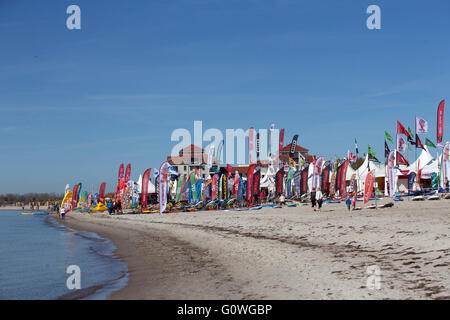 Fehmarn, Deutschland. 5. Mai 2016. Flaggen der verschiedenen Surfen Produkt genutzt am Strand der Ostsee in Fehmarn, Deutschland, 5. Mai 2016. Auf der deutschen Insel Fehmarn ist ein Surf-Festival jetzt im Gange. Foto: AXEL HEIMKEN/DPA/Alamy Live-Nachrichten Stockfoto