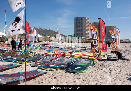 Fehmarn, Deutschland. 5. Mai 2016. Windsurfer bereiten ihre Boards am Strand der Ostsee in Fehmarn, Deutschland, 5. Mai 2016. Auf der deutschen Insel Fehmarn ist ein Surf-Festival jetzt im Gange. Foto: AXEL HEIMKEN/DPA/Alamy Live-Nachrichten Stockfoto