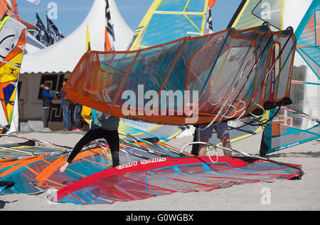 Fehmarn, Deutschland. 5. Mai 2016. Windsurfer bereiten ihre Segel am Strand der Ostsee in Fehmarn, Deutschland, 5. Mai 2016. Auf der deutschen Insel Fehmarn ist ein Surf-Festival jetzt im Gange. Foto: AXEL HEIMKEN/DPA/Alamy Live-Nachrichten Stockfoto