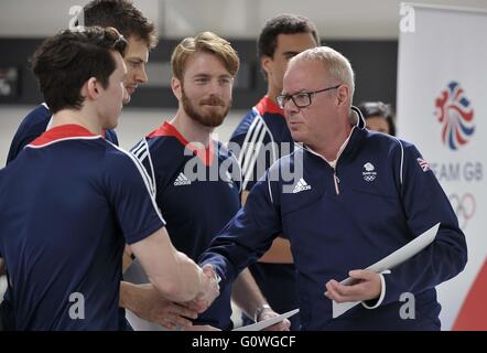 London, UK. 5. Mai 2016. Mark England (TeamGB Chef de Mission für Rio2016) übergibt die offizielle Briefe an Mitglieder des Teams Fechten. TeamGB Fechten Athleten für die Olympischen Spiele Rio2016 angekündigt. Britische Elite Ausbildungszentrum Fechten. Leon Paul Fechten Zentrum. London. VEREINIGTES KÖNIGREICH. 05.05.2016. Bildnachweis: Sport In Bilder/Alamy Live-Nachrichten Stockfoto