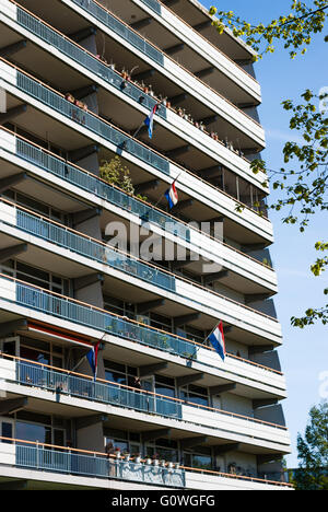 Amsterdam, Niederlande, 5. Mai 2016. Am 5. Mai, Liberationday der Niederlande, die rot-blau-weißen Nationalflagge ist überall zu sehen. Wie hier am Gooioord, eines der typischen Bijlmer Appartmentbuildings in Amsterdam-Südost. Bildnachweis: Steppeland/Alamy Live-Nachrichten Stockfoto