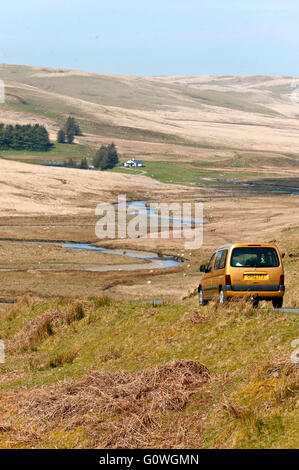 Elan-Tal, Powys, Wales, UK. 5. Mai 2016. Eine Autofahrer fährt auf der Bergstrasse in die Elan-Tal zwischen Rhayader und Aberystwyth. Nach einer Nacht mit Frost an Orten ist der Tag schön und sonnig in Powys, Mid Wales. Bildnachweis: Graham M. Lawrence/Alamy Live-Nachrichten. Stockfoto