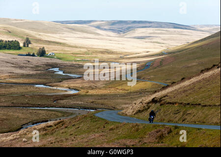 Elan-Tal, Powys, Wales, UK. 5. Mai 2016. Motorradfahrer-Reisen auf der Bergstrasse in die Elan-Tal zwischen Rhayader und Aberystwyth. Nach einer Nacht mit Frost an Orten ist der Tag schön und sonnig in Powys, Mid Wales. Bildnachweis: Graham M. Lawrence/Alamy Live-Nachrichten. Stockfoto