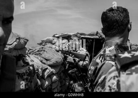 Kurdische Peshmerga Kräfte abgestoßen Dschihad Angriffe auf Abu Shita Dorf - 05.03.2016 - Irak / Erbil / Abu Shita - kurdische Peshmerga Kräfte erfolgreich abgewehrt Dschihad Angriffe auf Abu Shita Dorf in der Nähe der Gwer Front befindet sich im südwestlichen Erbil.  Die Angriffe verursacht schwere Schäden auf islamischer Staat (IS), die die Peshmerga Verteidigungslinie im Bereich infiltrieren soll.    -Alexandre Afonso / Le Pictorium Stockfoto