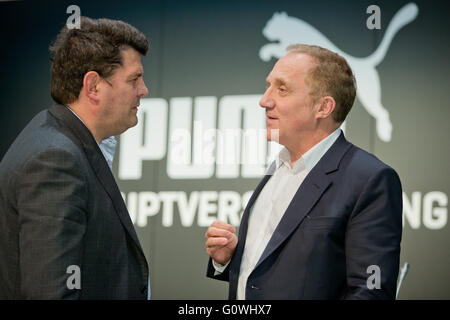 Herzogenaurach, Deutschland. 4. Mai 2016. Vorstandsvorsitzender der Puma SE, Aufsichtsrat, Jean-Francois Palus (L) und stellvertretender Aufsichtsratsvorsitzender der Puma, Francois-Henri Pinault, Converse während der Firma Generalversammlung in Herzogenaurach, Deutschland, 4. Mai 2016. Foto: DANIEL KARMANN/Dpa/Alamy Live News Stockfoto