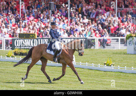 Badminton, South Gloucestershire, England, 6. Mai 2016, Michael Jung Deutschlands und sein Pferd Michael Jung La Biosthetique - Sam FBW in der Dressur-Phase an der Mitsubishi Motors Badminton Horse Trials 2016 teilzunehmen. Dressur ist eine erweiterte Form des Reitens, dass Tests, die Pferd und Reiter, wie sie schwierige Manöver basiert auf natürlichen Bewegungen des Pferdes durchzuführen. Bildnachweis: Trevor Holt / Alamy Live News Stockfoto