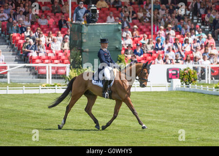 Badminton, South Gloucestershire, England, 6. Mai 2016, Michael Jung Deutschlands und sein Pferd Michael Jung La Biosthetique - Sam FBW in der Dressur-Phase an der Mitsubishi Motors Badminton Horse Trials 2016 teilzunehmen. Dressur ist eine erweiterte Form des Reitens, dass Tests, die Pferd und Reiter, wie sie schwierige Manöver basiert auf natürlichen Bewegungen des Pferdes durchzuführen. Bildnachweis: Trevor Holt / Alamy Live News Stockfoto