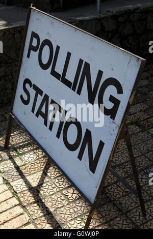 Brixham, Devon, UK, 5. Mai 2016. Wahllokal in Brixham Town Hall, Brixham. Wähler ging zu den Urnen zu wählen, eine Polizei und Kriminalität Kommissar und Stimmen in einem Referendum über die Governance von Torbay Rat. Torbay Rat hat einen gewählten Bürgermeister und Kabinett seit 2005 und Wähler wurden gefragt, ob sie wollen dieses System beibehalten oder ersetzen Sie es mit einem Führer und Schrank; die ab Mai 2019 angenommen werden würde. Bildnachweis: Clive Jones/Alamy Live-Nachrichten Stockfoto