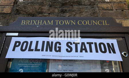 Brixham, Devon, UK, 5. Mai 2016. Wahllokal in Brixham Town Hall, Brixham. Wähler ging zu den Urnen zu wählen, eine Polizei und Kriminalität Kommissar und Stimmen in einem Referendum über die Governance von Torbay Rat. Torbay Rat hat einen gewählten Bürgermeister und Kabinett seit 2005 und Wähler wurden gefragt, ob sie wollen dieses System beibehalten oder ersetzen Sie es mit einem Führer und Schrank; die ab Mai 2019 angenommen werden würde. Bildnachweis: Clive Jones/Alamy Live-Nachrichten Stockfoto