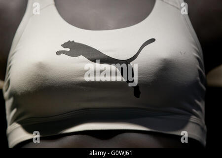 Herzogenaurach, Deutschland. 4. Mai 2016. Das Logo von Sport-Unternehmen Puma ist bei der Firma General Assembly in Herzogenaurach, Deutschland, 4. Mai 2016 auf eine Damen Top sehen. Foto: DANIEL KARMANN/Dpa/Alamy Live News Stockfoto