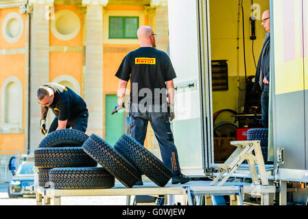 Karlskrona, Schweden. 5. Mai 2016. 41 South Swedish Rallye ist, zu beginnen. Vorbereitungen und Anreise ab. Hier Pirelli Menschen laden Autoreifen in einen Lkw auf Karlskrona Marktplatz für die kommende Veranstaltung. Credit: Ingemar Magnusson/Alamy leben Nachrichten Stockfoto