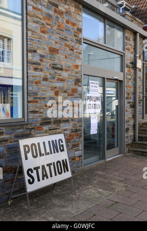 Paignton, Devon, UK, 5. Mai 2016. Wahllokal in Paignton Baptist Church, Paignton. Wähler ging zu den Urnen zu wählen, eine Polizei und Kriminalität Kommissar und Stimmen in einem Referendum über die Governance von Torbay Rat. Torbay Rat hat einen gewählten Bürgermeister und Kabinett seit 2005 und Wähler wurden gefragt, ob sie wollen dieses System beibehalten oder ersetzen Sie es mit einem Führer und Schrank; die ab Mai 2019 angenommen werden würde. Bildnachweis: Clive Jones/Alamy Live-Nachrichten Stockfoto