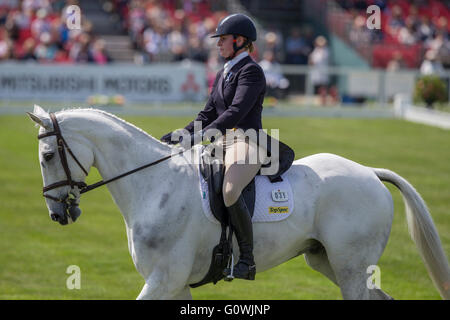 Badminton House, Badminton, UK. 5. Mai 2016. Mitsubishi Motors Badminton Horse Trials. Zweiter Tag. Olivia Wilmot (GBR) Reiten ‘Cool Dancer' während des Dressur Bestandteils der Mitsubishi Motors Badminton Horse Trials. Bildnachweis: Aktion Plus Sport/Alamy Live-Nachrichten Stockfoto