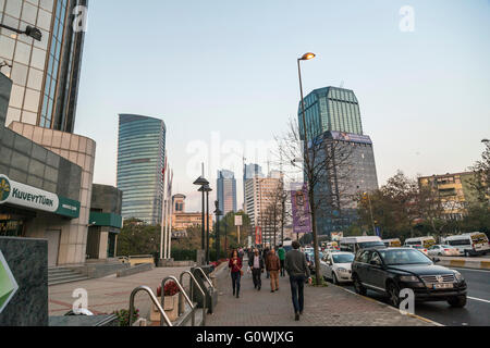 Istanbul, Türkei: Moderne Wolkenkratzer und Skyline in Istanbul, der bevölkerungsreichsten Stadt von Turkiye. Stockfoto