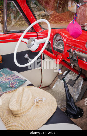 Innenseite des klassischen amerikanischen Oldtimer, Havanna, Kuba Stockfoto
