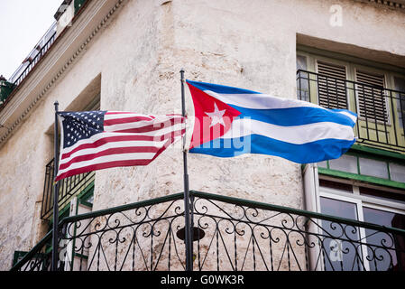 USA und Kuba Flaggen nebeneinander in Havanna, Kuba Stockfoto