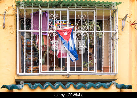 Bunte Fenster mit einer kubanischen Flagge in Alt-Havanna, Kuba Stockfoto