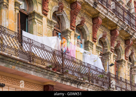 Wäsche auf dem Balkon eines alten kolonialen Gebäude, alte Havanna, Kuba Stockfoto