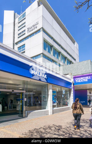 Eine Filiale der Halifax Bank, zuvor die Halifax Building Society, neben dem Churchill Theater, Bromley in Kent. Stockfoto