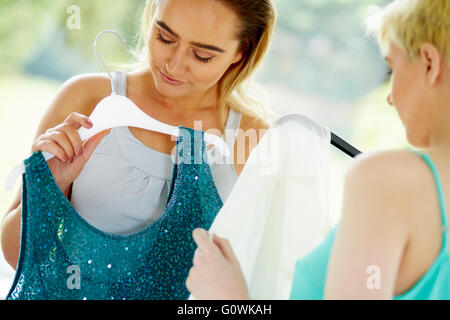 Zwei attraktive Mädchen Kleidung zu vergleichen Stockfoto