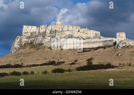 atmosphärische Ansicht der Burg Spissky, Slowakei im april Stockfoto