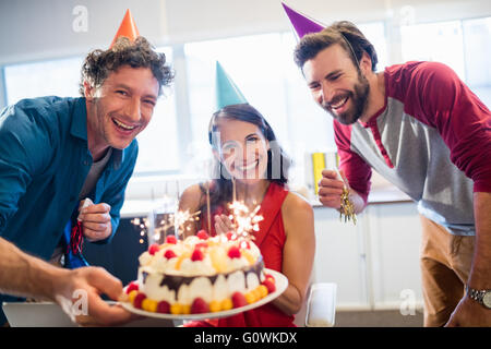 Kolleginnen und Kollegen feiern Geburtstag Stockfoto