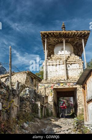 Traditionelles Dorfeingang in Nepal - Manang. Stockfoto