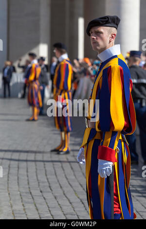 Rom, Italien, 30. April 2016: Schweizer Garde, mit ihren bunten Uniformen, aufgereiht in der St. Peter's Square, in der Allgemeinen Stockfoto